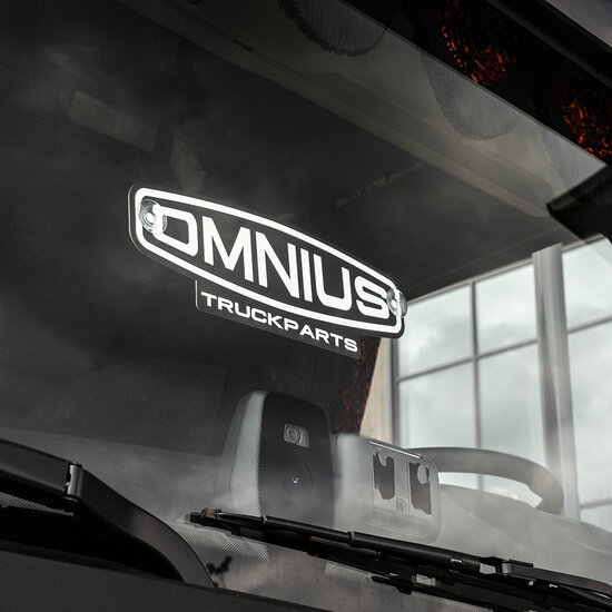 OMNIUS ALUMINIUM EMBLEEM IN RELI&Euml;F 35X12,5CM