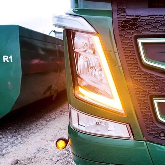 FEUX DE JOUR COMMUTABLES VOLVO FH4 - ORANGE/BLANC - STROBOSCOPIQUE